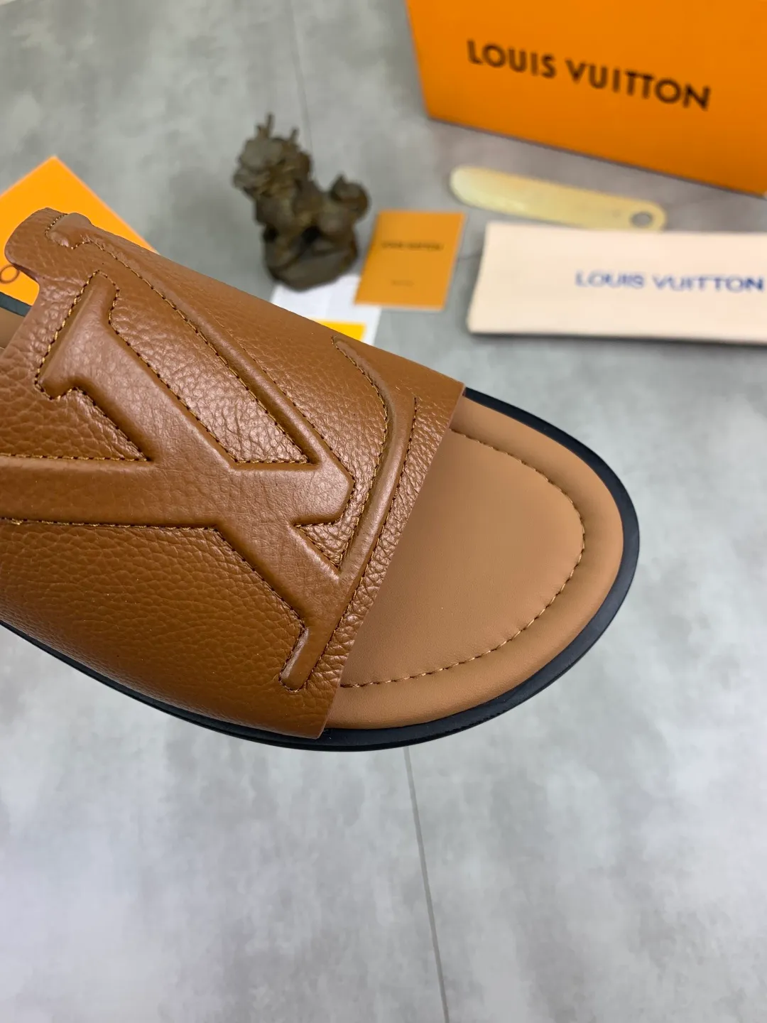 Men's shoes 💰P340 💰【New style】🆘 High quality 【LOUIS VUITTON】The popular Louis Vuitton LV men's slippers on the official website are on sale simultaneously! Original pebbled calfskin fabric imported from Italy. Original factory special supply. Size: 38-46. 4️⃣ colors available.